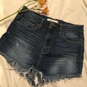 Cello distressed cut off jean shorts size lg